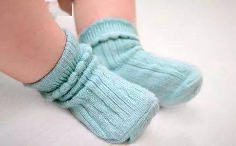 寶寶秋冬睡覺(jué)要不要穿襪子？?jī)嚎茖＜腋嬖V你真相